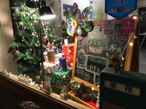三义苗栗三义正在旅行民宿的圣诞树和粉笔板的圣诞窗口