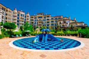 内塞伯尔Poseidon VIP Residence Club Balneo & SPA Resort的度假村前的水滑梯