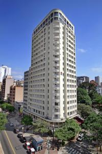 圣保罗圣拉斐尔酒店 的城市中高大的白色建筑