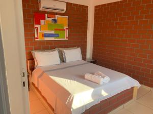 弗洛里亚诺波利斯Residencial Marcelo e Irene的一间砖墙卧室,在房间内配有一张床