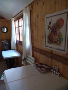 巴伯顿Pumba's Lookout的一间带桌子和窗户的用餐室