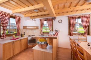 里托斯基挪威克维肯多夫查鲁皮度假屋的厨房配有木制橱柜和炉灶烤箱。