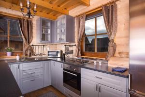 里托斯基挪威克维肯多夫查鲁皮度假屋的厨房配有白色橱柜和黑色台面