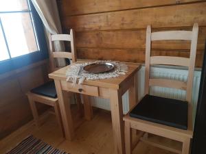 SăcelTulean Cabin的一个小桌子和两把椅子