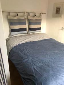 阿祖罗港Appartamento La casa di Chiara的一张带蓝色和白色床单及枕头的床