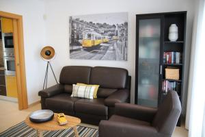 阿尔布费拉Pine Tree Apartments - Praia da Coelha - Albufeira的客厅配有沙发和椅子