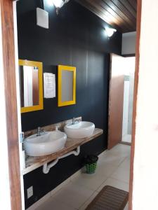 特林达德Ti Hostel Trindade Hospeda的浴室设有2个水槽和2面镜子