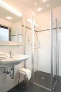 巴登韦勒后温泉健康私人酒店的一间带水槽和淋浴的浴室