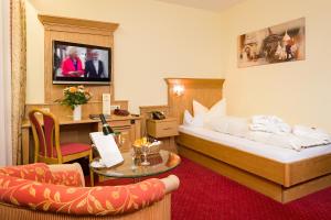 巴登韦勒后温泉健康私人酒店的酒店客房配有一张床铺和一张桌子。