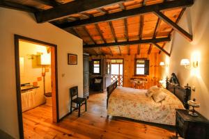 代雷堡雷贝科萨农场酒店 - 乡村旅游的一间卧室设有一张床和木制天花板