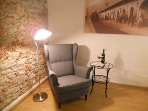 彼得拉桑塔Suite CALLIOPE - LE MUSE的靠在椅子旁边的一盏灯