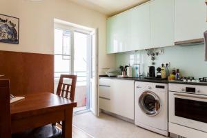 里斯本Exquisit Flat Left的厨房配有洗衣机和桌子
