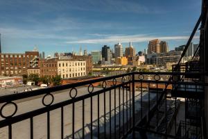 布鲁克林箱之屋酒店的阳台享有城市天际线的景致。