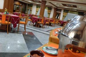 GresikSapta Nawa Resort 1 Gresik的用餐室配有桌椅和紫色桌子