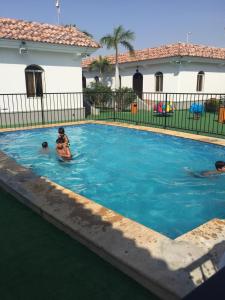 吉达Jeddah Wakan Villas的一群人在游泳池游泳