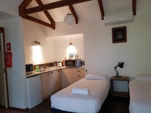 拜伦湾拜伦湾热带雨林度假酒店的一间小厨房,内设两张床