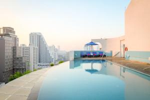 曼谷曼谷莎玛素坤逸服务式公寓的建筑物屋顶上的游泳池