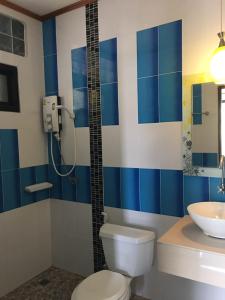 沙美岛Baan Mulan的蓝色和白色的浴室设有卫生间和水槽