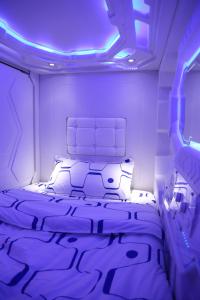 马尼拉Dormitos的紫色灯间的一张床位