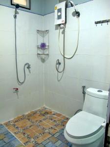丽贝岛利普岛朝雷度假度假酒店的带淋浴和卫生间的浴室。
