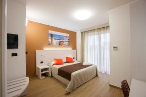 加利波利La Casa del Turista的一间卧室配有带两个橙色枕头的床