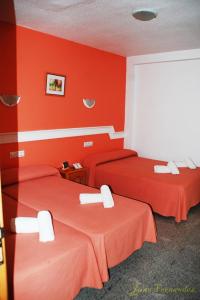 萨各夫雷纳玛丽特尔酒店的红色墙壁客房的两张床