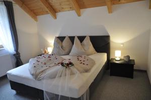 沃尔特湖畔韦尔登Ferienhaus Manuela的卧室配有一张带白色床单和枕头的大床。