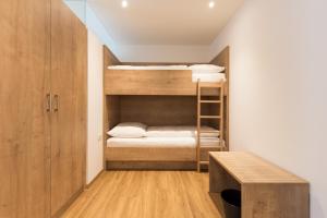 厄茨Apartment Waldesruh的小房间设有双层床和书桌