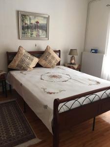 卡泰里尼30 Amynta的卧室配有一张带白色床单和枕头的大床。