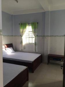 潘切Minh Duc Guesthouse的一间卧室设有两张床和窗户。