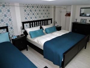 GerbrunnSchedler 2的一间卧室配有一张带蓝白色床单的大床