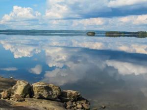 LipinlahtiHoliday Home Huljakka by Interhome的水中云层的湖泊美景