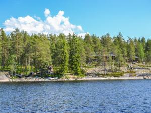 LipinlahtiHoliday Home Huljakka by Interhome的享有树木繁茂的湖畔景色