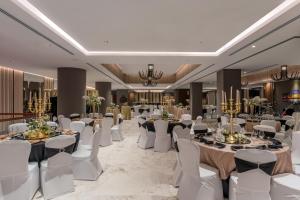 Neelkanth Sarovar Premiere餐厅或其他用餐的地方