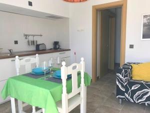 查德尔帕罗奥Sunny Studio Lanzarote的厨房配有带绿桌布的桌子