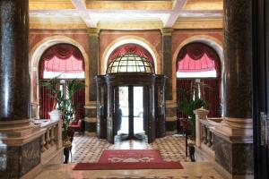 伊斯坦布尔佩拉宫酒店的走廊上设有2扇窗户的大房间