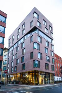 都柏林Staycity Aparthotels Dublin Castle的城市街道上一座大型砖砌建筑