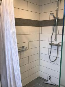 LassanHaus-Hafenblick的浴室设有白色瓷砖淋浴。