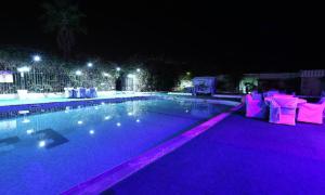 塞提夫HOTEL ZIDANE的游泳池晚上有紫色灯光
