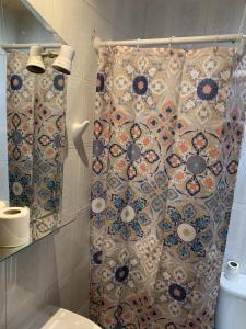 塞维利亚吉拉尔蒂拉酒店的带淋浴帘和卫生间的浴室