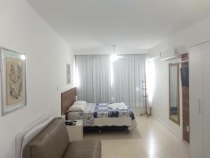萨尔瓦多纳维尼达奥森尼卡公寓的酒店客房,配有床和沙发