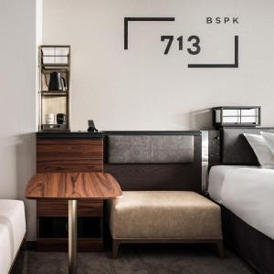 Bespoke Hotel Shinjuku客房内的一张或多张床位