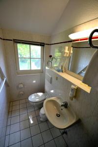 卑尔根露嘉德酒店的一间带水槽和卫生间的浴室