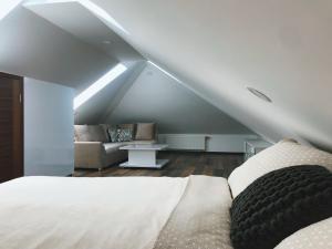 别拉什尼察Luxury Villa Kadic的阁楼卧室配有1张床和1张沙发