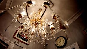 伯恩茅斯费尔蒙特酒店的吊灯挂在天花板上,挂着时钟