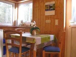 奥斯特西巴德钦诺维茨Ferienhaus Troge的厨房配有桌椅和桌子