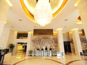 天津天津新桃园酒店的大厅里有一个吊灯,里面的人站在