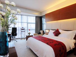 天津天津新桃园酒店的酒店客房设有一张大床和一张书桌。