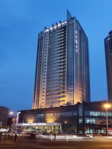 天津天津新桃园酒店的前面有灯的高楼