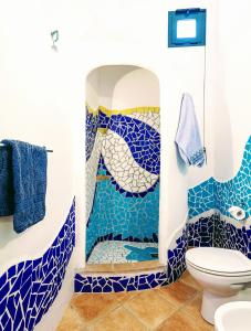 奥罗塞伊Orosei RE - Il Paradiso degli Ulivi con vista mare的浴室设有蓝色和白色马赛克淋浴间。